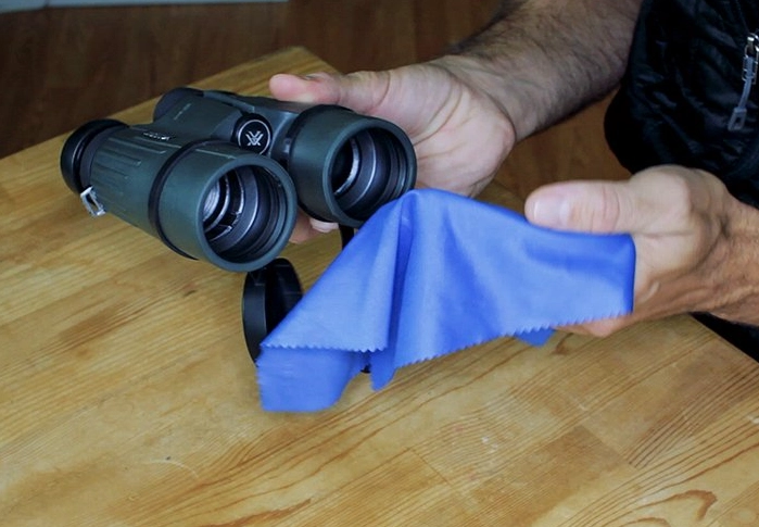 how to clean binoculars